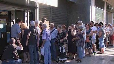 Reabren los bancos en Grecia pero se mantienen los controles de capital