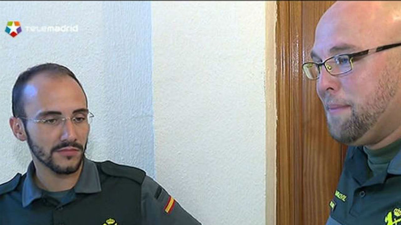 Guardias civiles de Colmenar ayudan  a una madre a dar a luz en el rellano de su casa