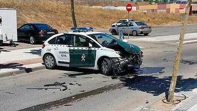 Un coche arrolla a dos guardias civiles en la autovía de Extremadura