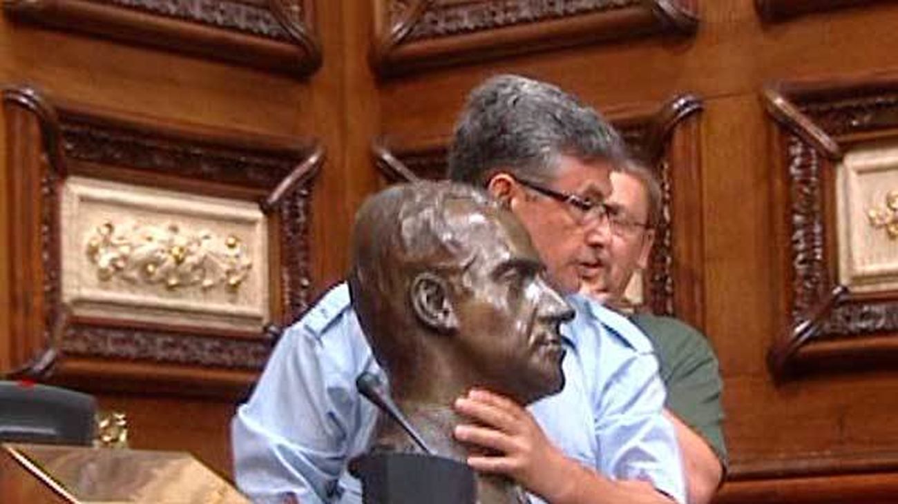 Colau retira el busto de Juan Carlos I del salón de Plenos del Ayuntamiento de Barcelona