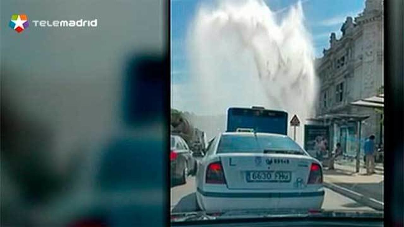 Un geiser de 5 metros en la calle Alcalá, junto al Banco de España