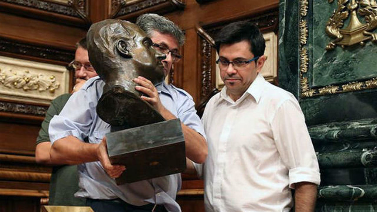 El PP coloca una foto del rey donde estaba el busto de don Juan Carlos pero Colau la retira