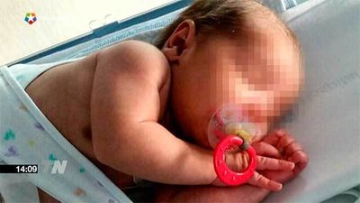 La madre que tiró el bebé a la basura dice que entregó una niña hace dos años