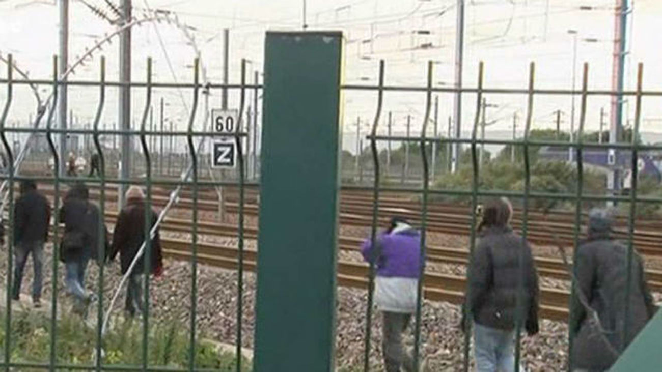 Cientos de inmigrantes entran en el túnel bajo el canal de la Macha por tercera noche