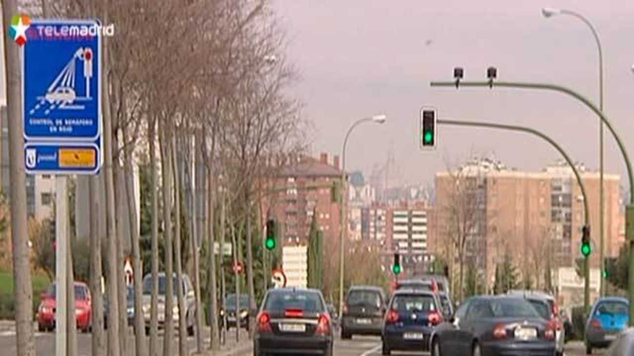 El Ayuntamiento instalará otros 14 semáforos con cámaras en Madrid