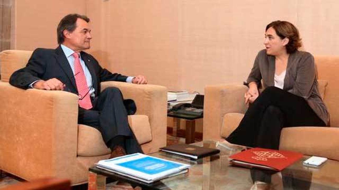 Colau apoya ante Artur Mas el "derecho a decidir" de Cataluña