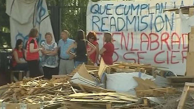Los trabajadores de Coca Cola inician cursos de formación mientras sus mujeres vigilan su campamento