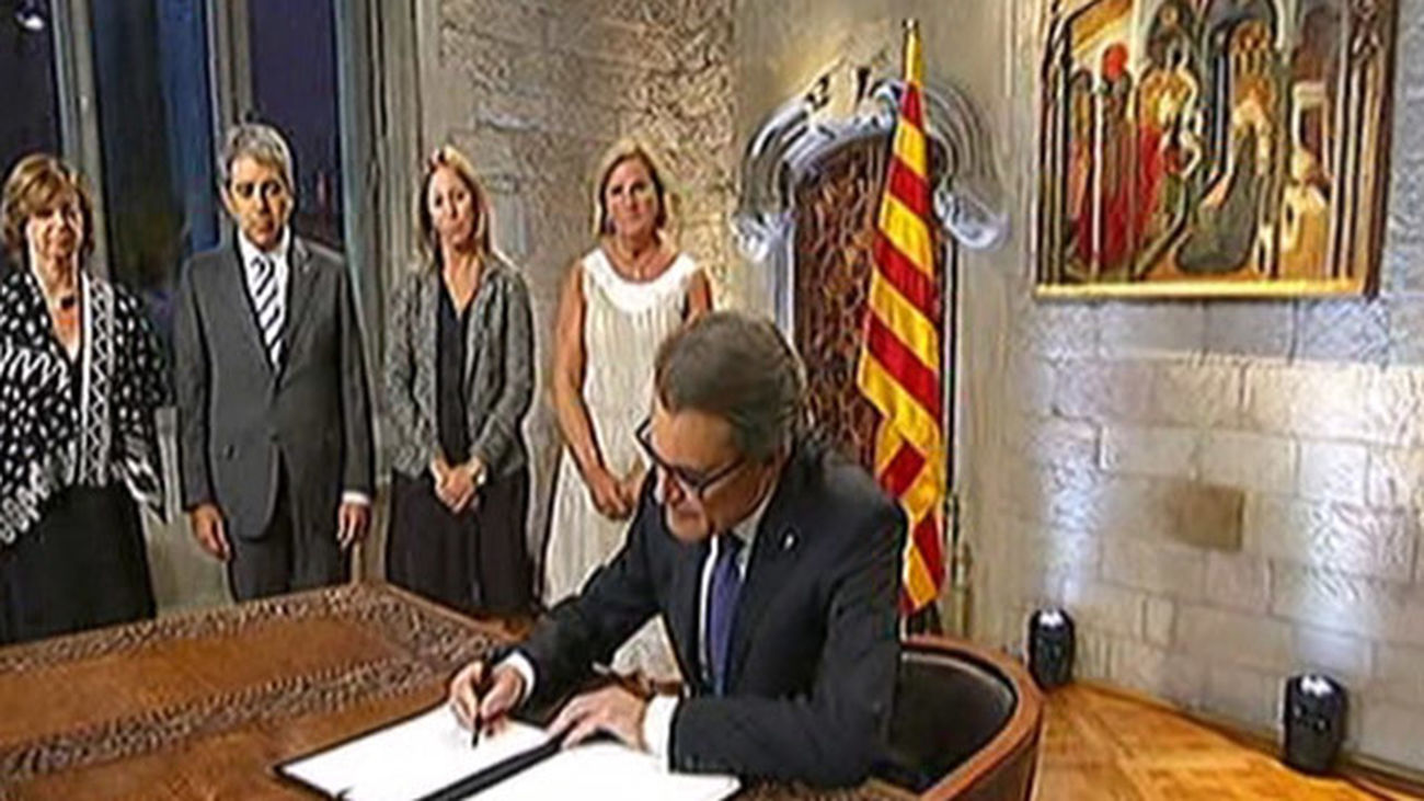 Artur Mas firma el decreto  de convocatoria del 27S en la Generalitat