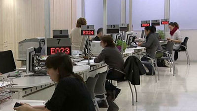 El paro baja en 74.028 personas en julio, el mayor descenso en este mes desde 1998