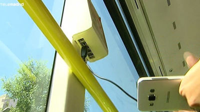 La EMT instala cargadores de USB para móviles en 155 autobuses este año