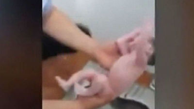 La Policía de Pekín rescata a un bebé arrojado a un urinario público