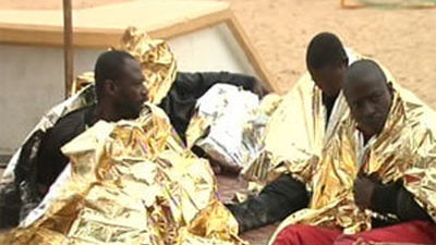 Una barca con 700 inmigrantes naufraga cerca de la costa libia