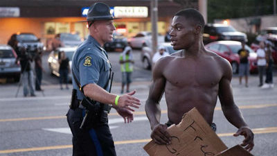 Ferguson vive otra noche tensa con 23 detenidos pero sin incidentes graves