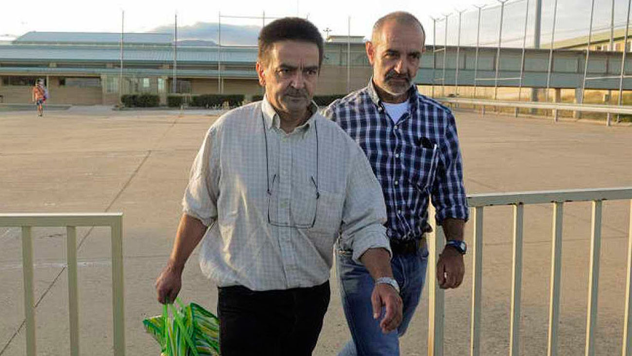 El etarra Ignacio Gracia Arregi, alias 'Iñaki de Rentería', saliendo de prisión