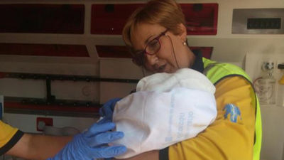 Una mujer da a luz a su hija en el baño de una cafetería al lado de La Paz