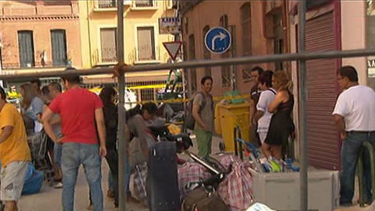 Los vecinos regresan al edificio semiderruido de Tetuán para retirar objetos personales