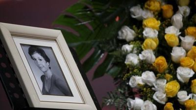 La fachada de "su teatro" testigo de un emotivo y caluroso acto de despedida