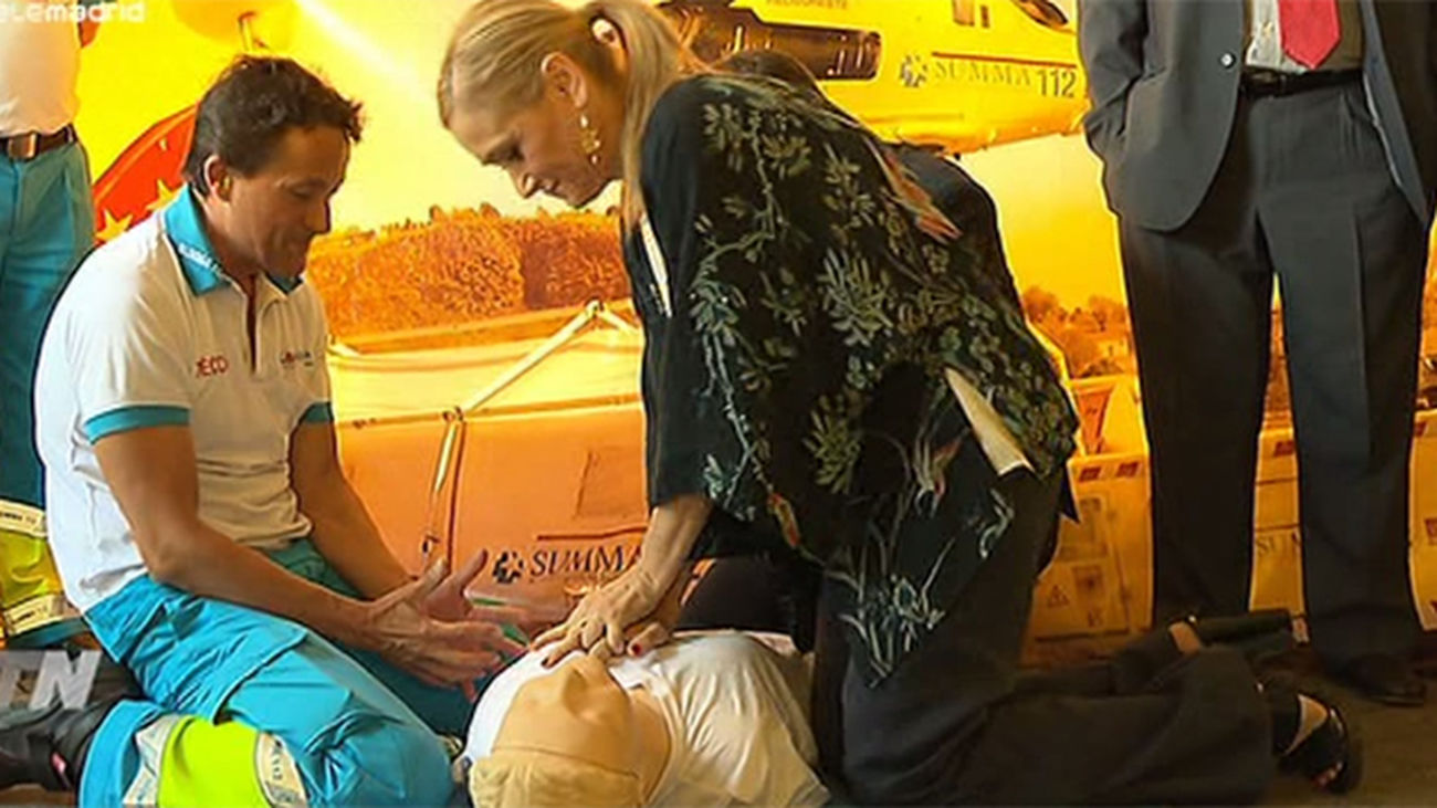 Cifuentes anima a los madrileños a aprender primeros auxilios en las carpas del 112