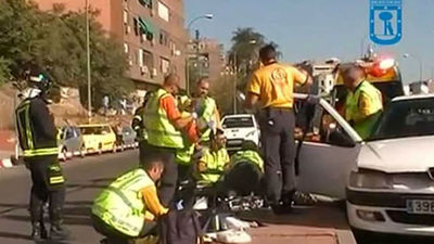 Un herido grave y tres leves en un choque entre un autobús de la EMT y un coche en Usera