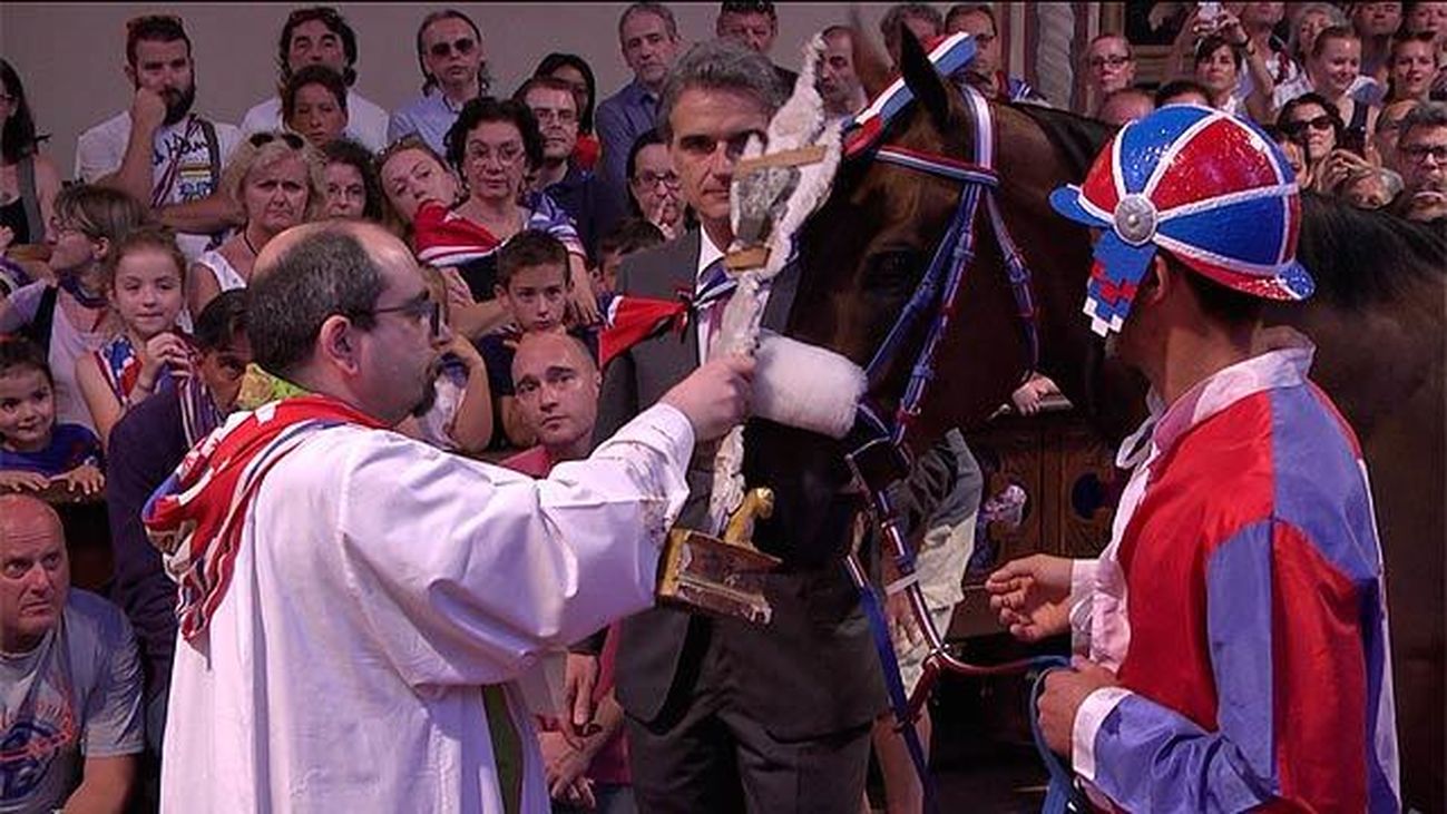 Las contradas de Siena bendicen a sus caballos antes de la carrera