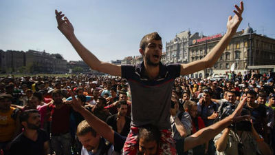 Hungría intercepta a 2.284 nuevos refugiados y cientos siguen esperando trenes