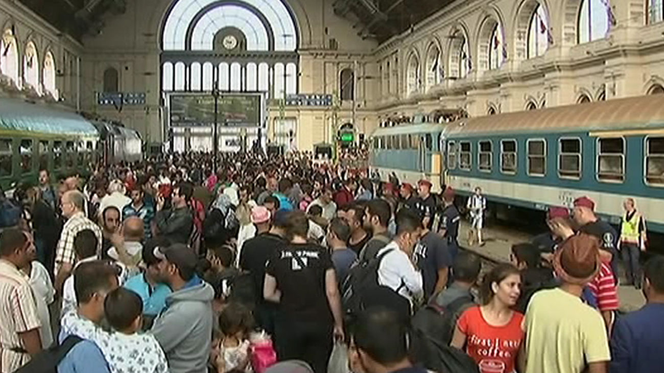 Abre la estación de Keleti pero los refugiados no pueden viajar a Occidente