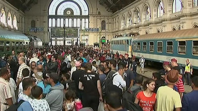 Abre la estación de Keleti pero los refugiados no pueden viajar a Occidente