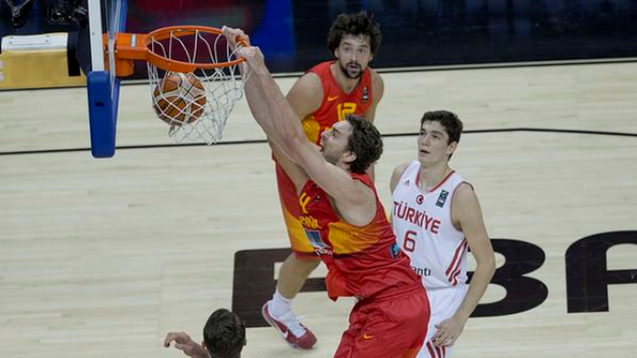 104-77. España arrolla a Turquía