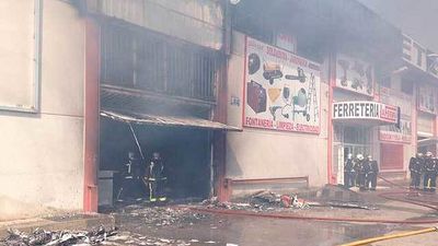 Un incendio arrasa dos naves y daña otras seis en el polígono de Valdemoro