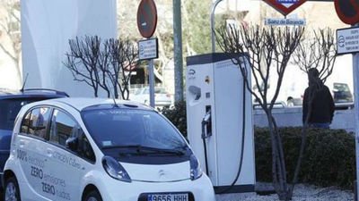 El Ayuntamiento sopesa extender al coche eléctrico el sistema de Bicimad