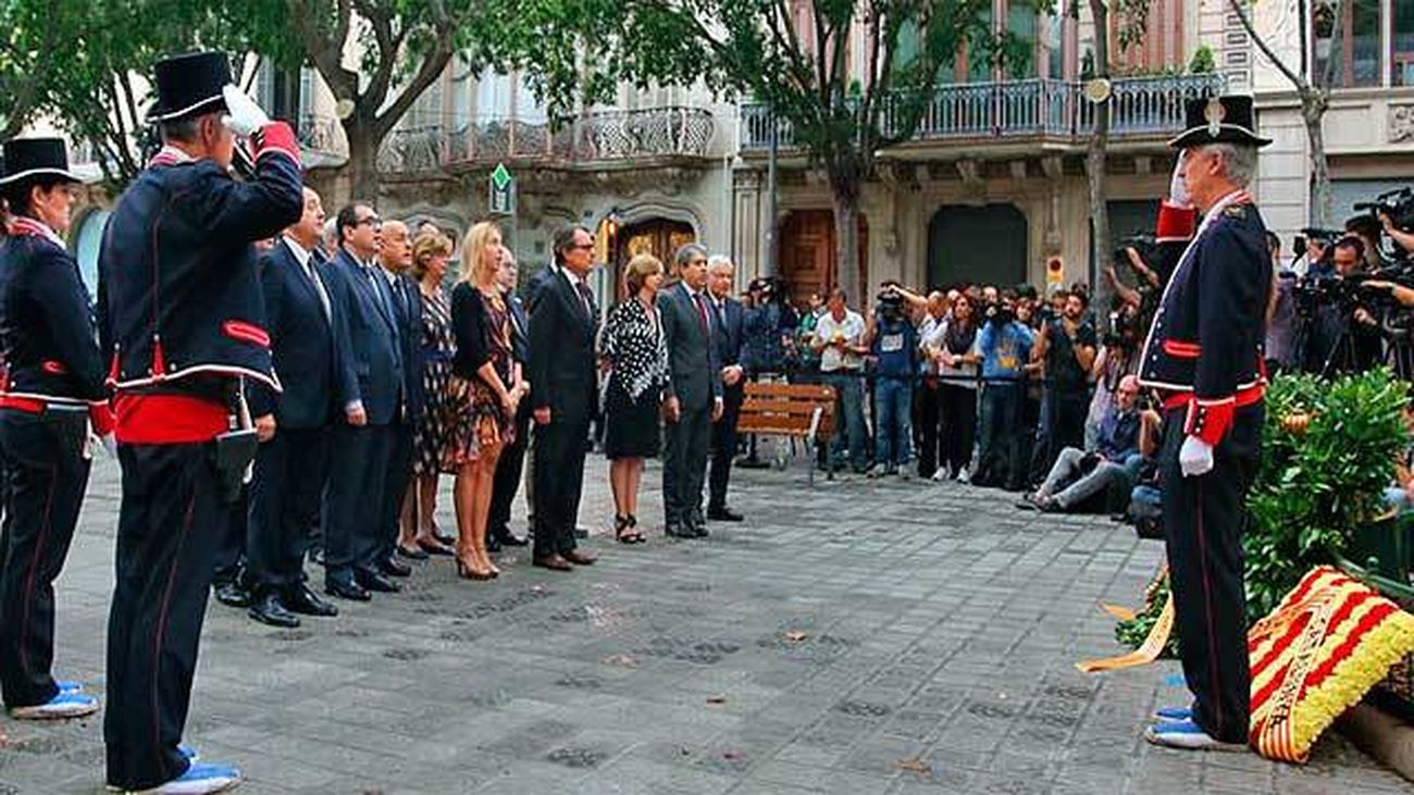 Artur Mas encabeza la tradicional ofrenda de la Diada marcada por el horizonte 27S
