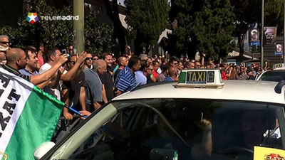 Más de 1.500 taxistas de España protestan contra la liberalización del sector