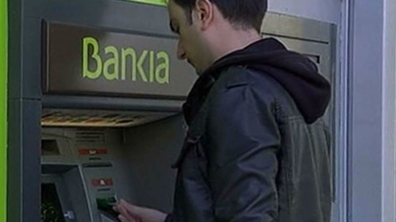 Carmena introduce una tasa para los cajeros automáticos situados en la calle