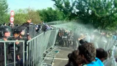 La Policía húngara usa gas pimienta y un cañón de agua para impedir la entrada de refugiados