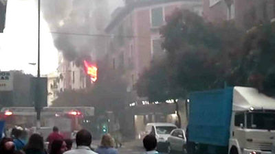 Fallece una mujer y su nieto resulta intoxicado en un aparatoso incendio en Chamberí