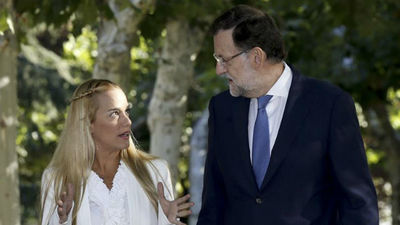 La esposa de Leopoldo López recibe el apoyo de Gobierno y PSOE tras el juicio