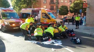 Un motorista herido muy grave al colisionar con un taxi en Delicias
