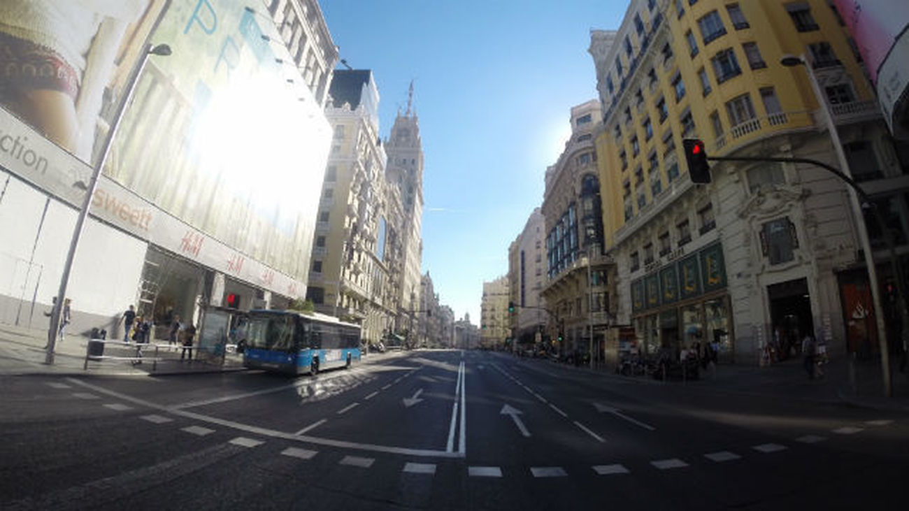 Los viandantes y ciclistas se adueñan de la Gran Vía durante cuatro horas