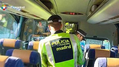 La Policía Municipal realiza una campaña de inspección de transporte escolar en Madrid
