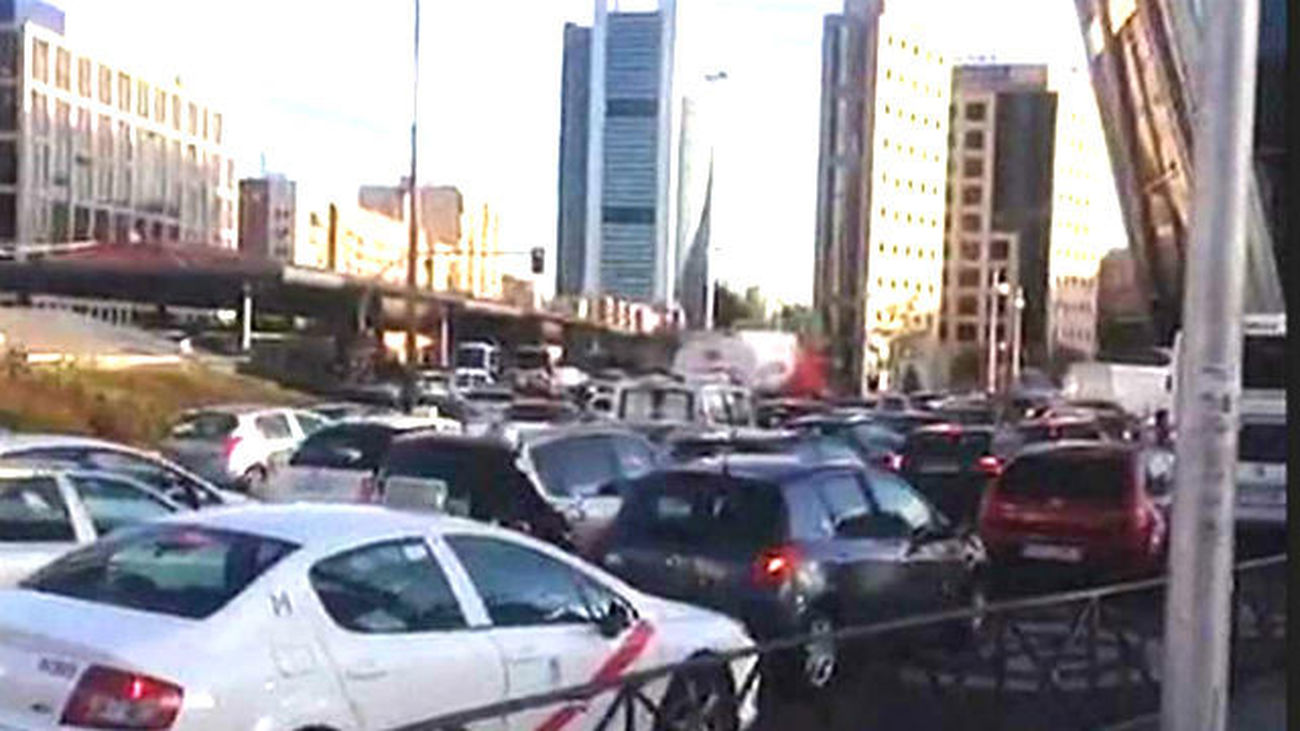 Grandes atascos en la hora punta de Madrid debido a varios accidentes