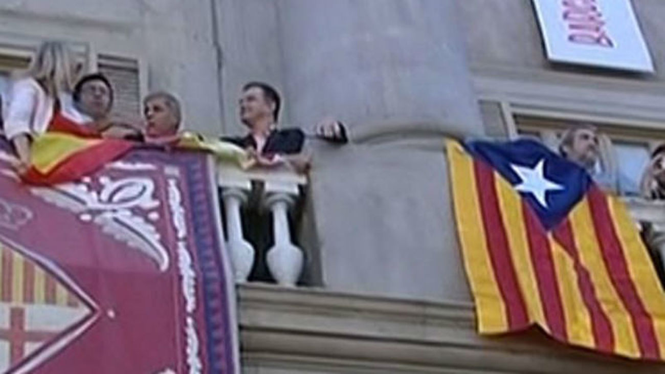 Rifirrafe en el balcón del Ayuntamiento de Barcelona a cuenta de las banderas