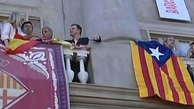 Rifirrafe en el balcón del Ayuntamiento de Barcelona a cuenta de las banderas