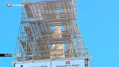 Colocan la nueva estructura para corregir el chapitel de la Iglesia de Navalagamella