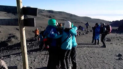 Cinco mujeres coronan el Kilimanjaro tras superar un cáncer de mama