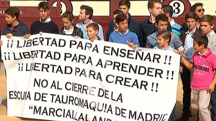 Alumnos de Escuela Taurina de Madrid protestan por la retirada de la subvención