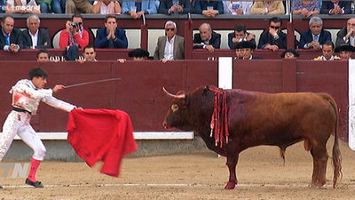 Caballero pincha al matar en las Ventas