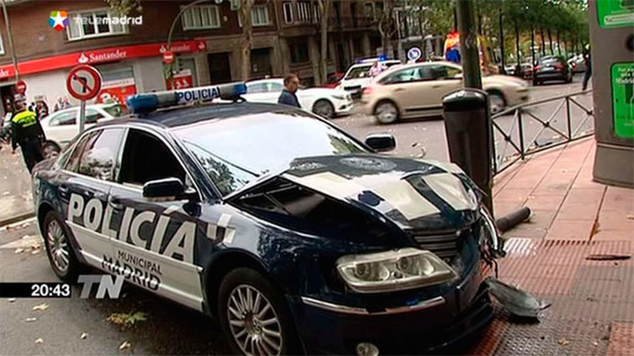 Un coche patrulla de la comitiva real colisiona con un taxi en Madrid