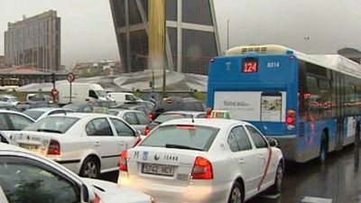 La lluvia y varias colisiones provocan numerosas retenciones en la capital y en los accesos