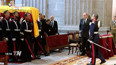 Los Reyes y las infantas Elena y Cristina despiden al infante don Carlos