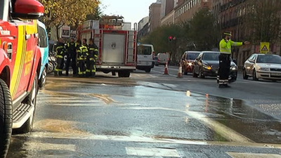 La rotura de una tubería provoca importantes atascos en el centro de la capital